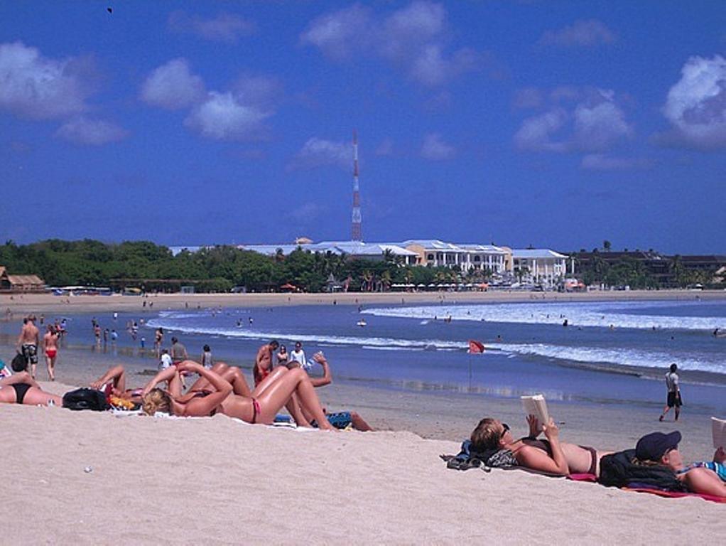 Angkul Angkul Beach Inn Kuta By Kamara ภายนอก รูปภาพ